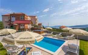 Awesome home in Seget Donji w/ Outdoor swimming pool, Jacuzzi and 4 Bedrooms, Seget Donji